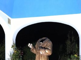 decapitata la statua di Padre Pio